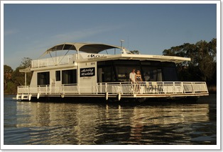 Boats and Bedzzz Houseboat Stays