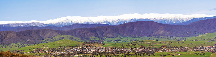 Corryong township in front of Snowy Moutains